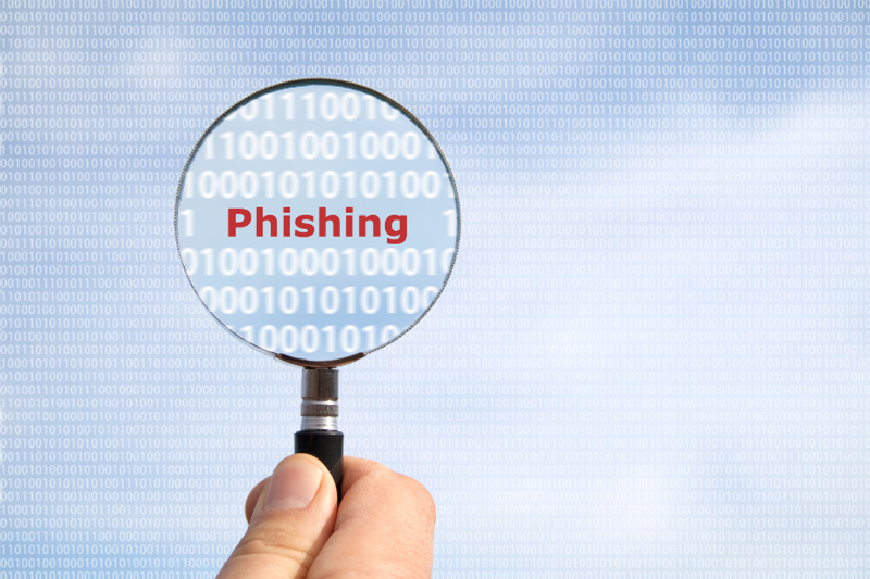 Auf einem helblauen Hintergrund sieht man einen HTML-Code, bei dem das Wort Phishing durch eine Lupe hervorgehoben wird.